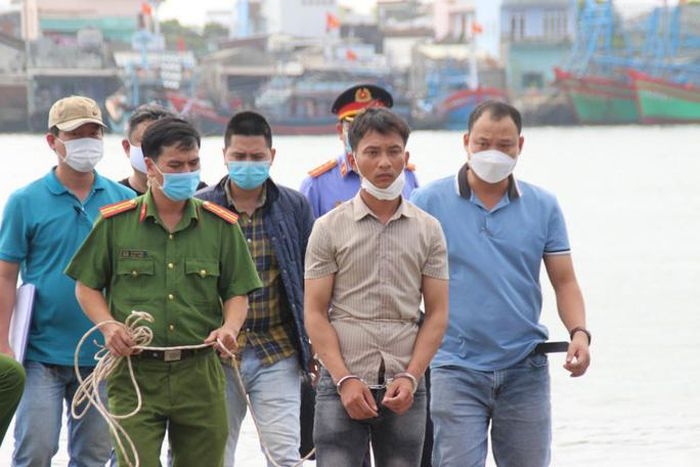 This image has an empty alt attribute; its file name is dung-lai-hien-truong-vu-cha-nem-con-gai-xuong-song-truong-giang.jpg