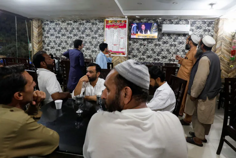 This image has an empty alt attribute; its file name is patrons-at-an-islamabad-cafe-watch-a-tv-broadcast-of-a-speech-by-imran-khan.webp