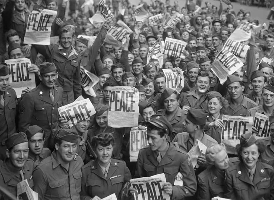 This image has an empty alt attribute; its file name is 626815-wiki-american_military_personnel_gather_in_paris_to_celebrate_the_japanese_surrender.jpg