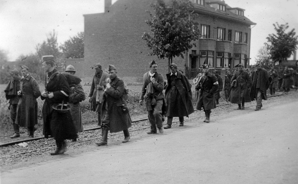 This image has an empty alt attribute; its file name is Infanterie-Regiment_489_Westfeldzug_Gefangene_Fort_Eben-Emael_1940-2_by-RaBoe-1-1024x632.jpg