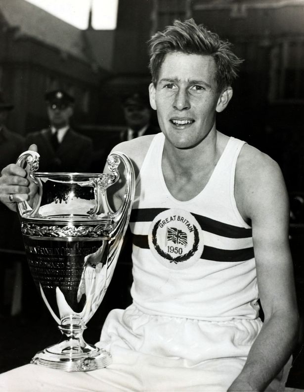 This image has an empty alt attribute; its file name is Sport-Athletics-pic-circa-1954-Philadelphia-USA-Roger-Bannister-having-won-the-Mile-for-the.jpg